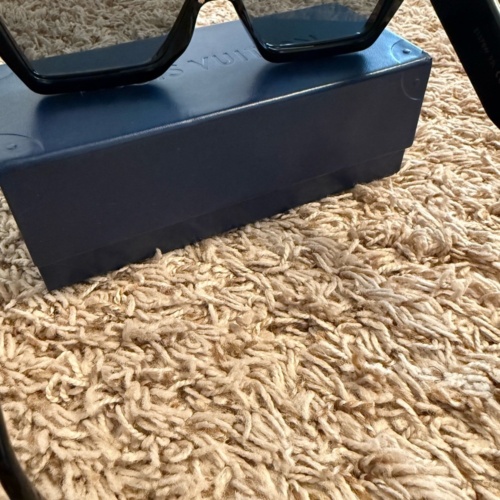 Louis Vuitton-Cyclone Sunglasses - Picture 5 of 6